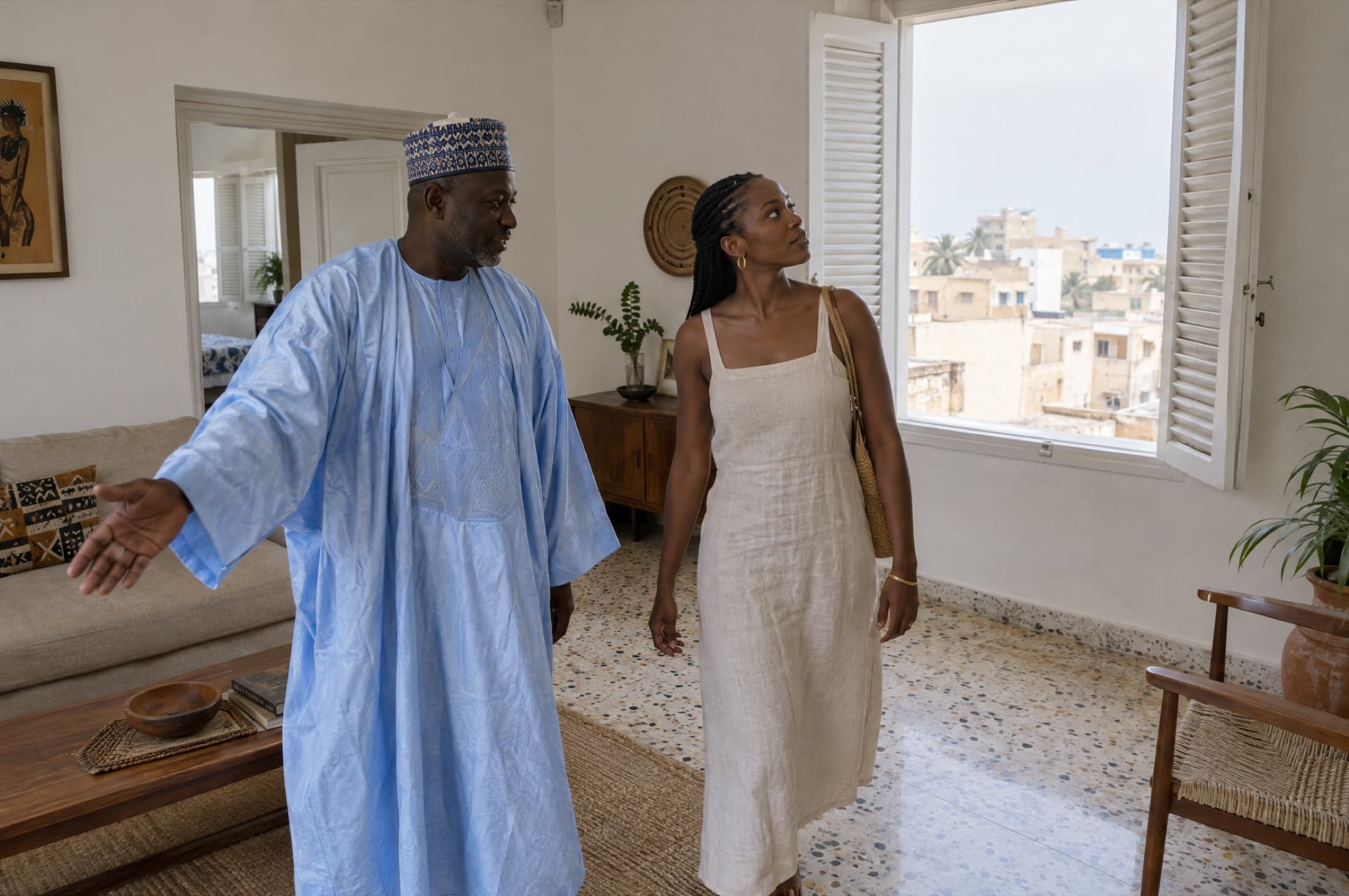 Un propriétaire fait visiter un appartement lumineux à Dakar.